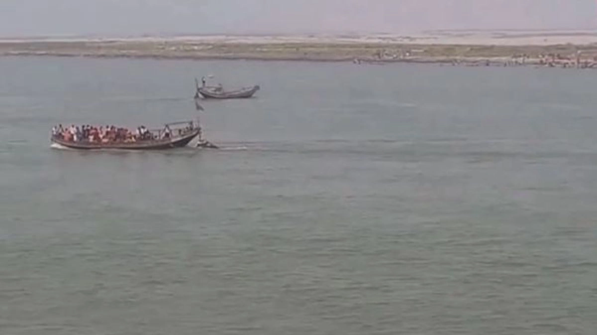 bihar-six-missing-after-boat-carrying-17-devotees-capsizes-in-river-ganga-rescue-ops-on